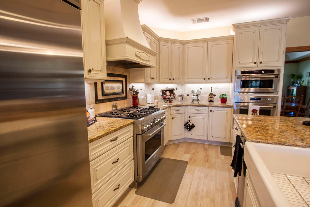 Mountain style home design photo in Sacramento
