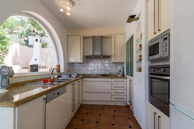 Home Staging integral en villa de alquiler vacacional mediterranean-kitchen