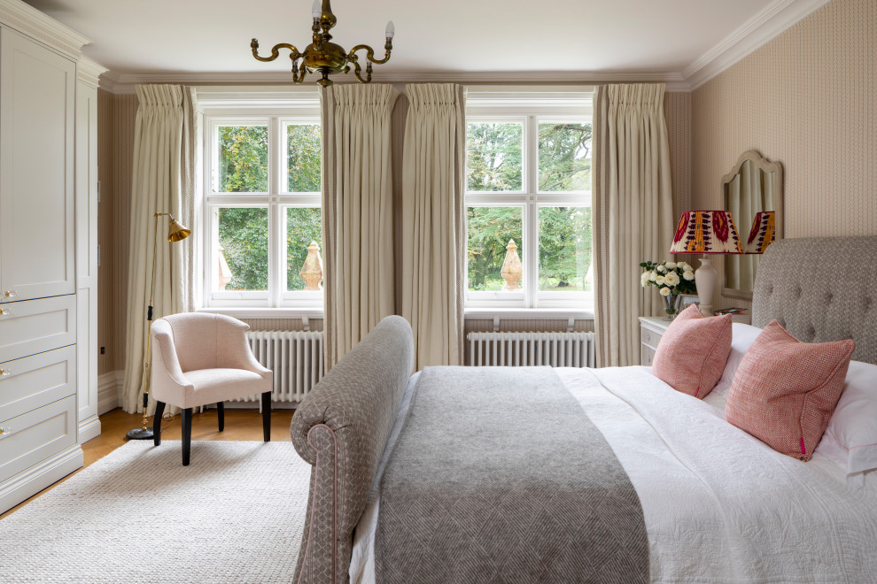Klassisches Gästezimmer ohne Kamin mit beiger Wandfarbe, braunem Holzboden, braunem Boden und Tapetenwänden in London