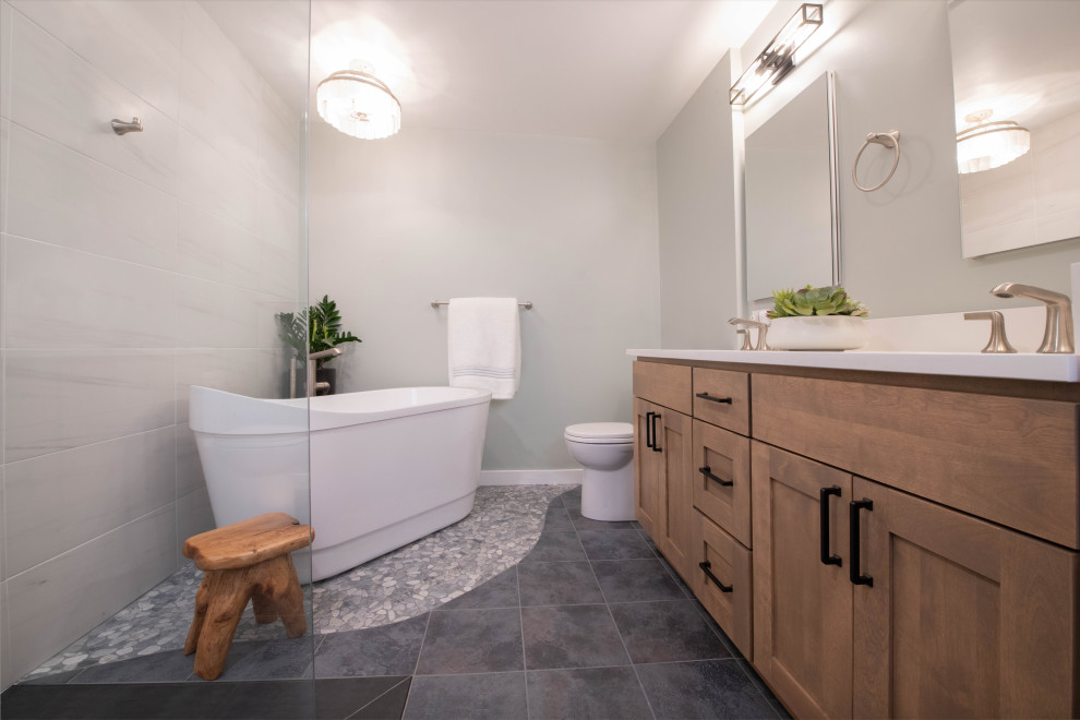 Свежая идея для дизайна: главная ванная комната среднего размера с угловой ванной, открытым душем, белой плиткой, мраморной плиткой, зелеными стенами, полом из галечной плитки, накладной раковиной и серым полом - отличное фото интерьера