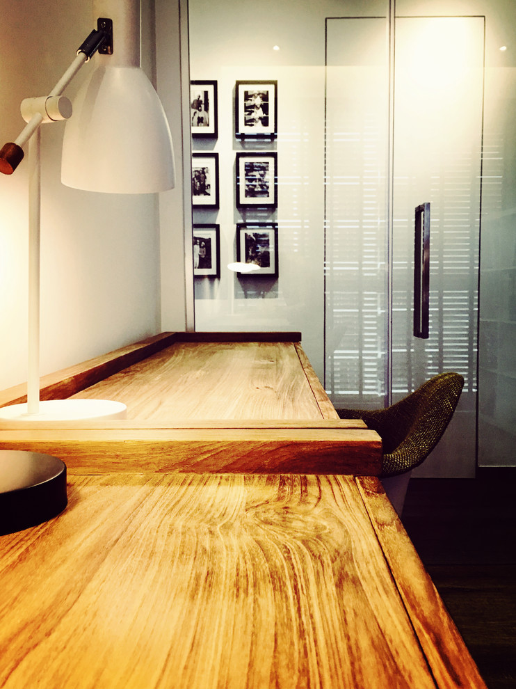 Photo of a contemporary home office in Singapore.