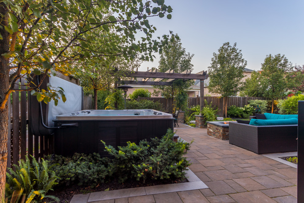 Photo of a transitional landscaping in Toronto.