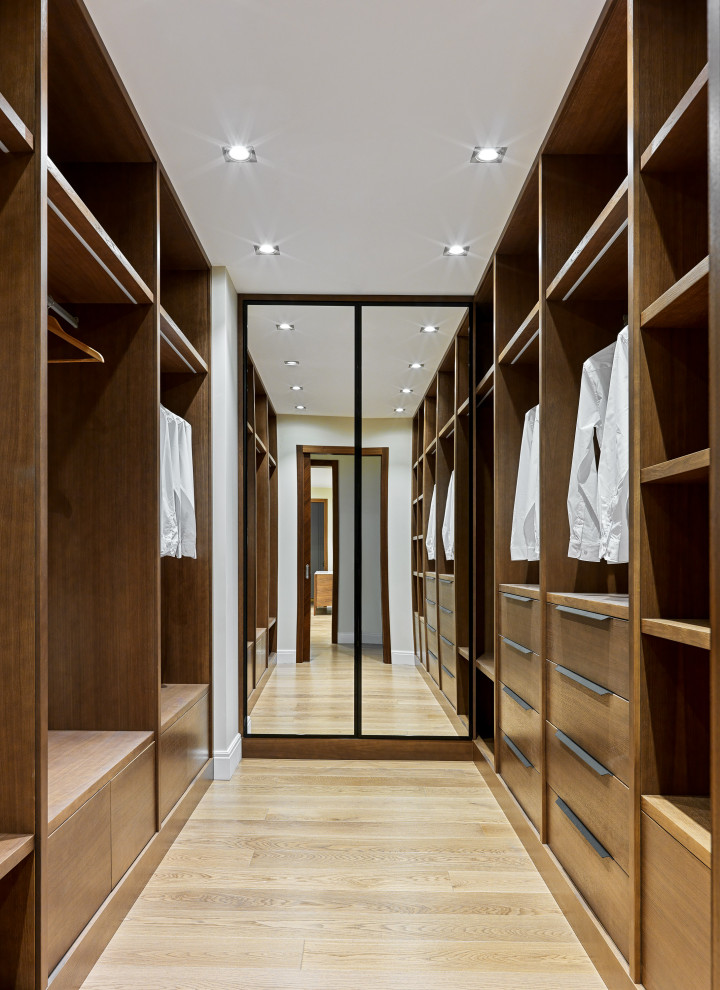 Design ideas for a contemporary storage and wardrobe in Moscow.