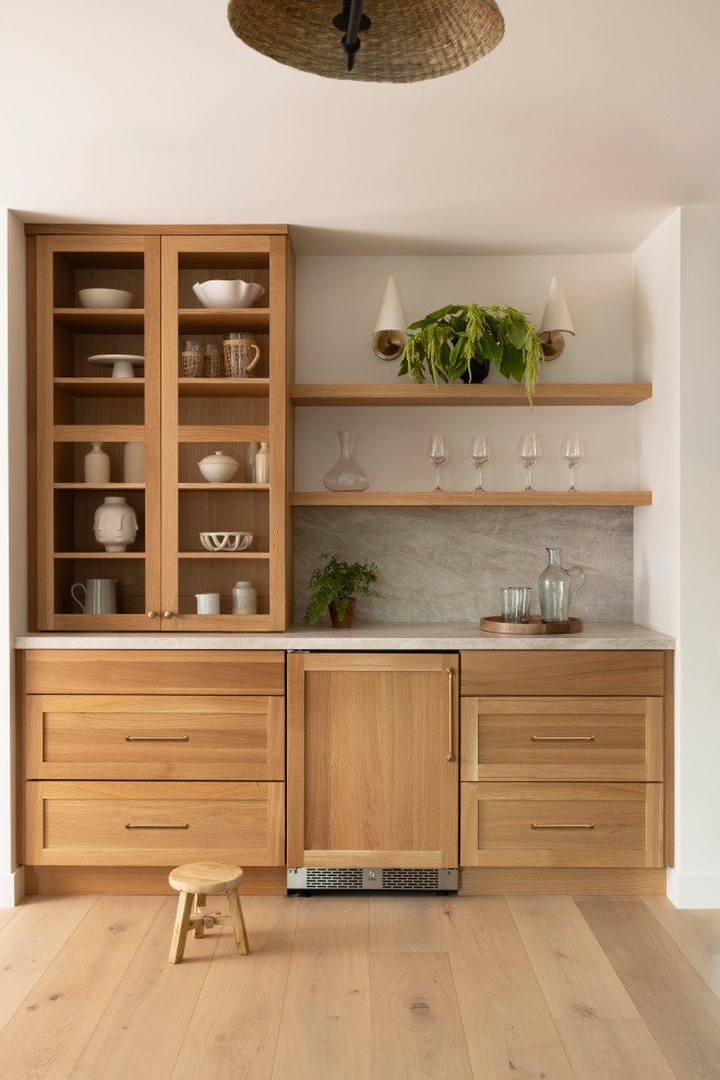 Example of a transitional home bar design in San Francisco