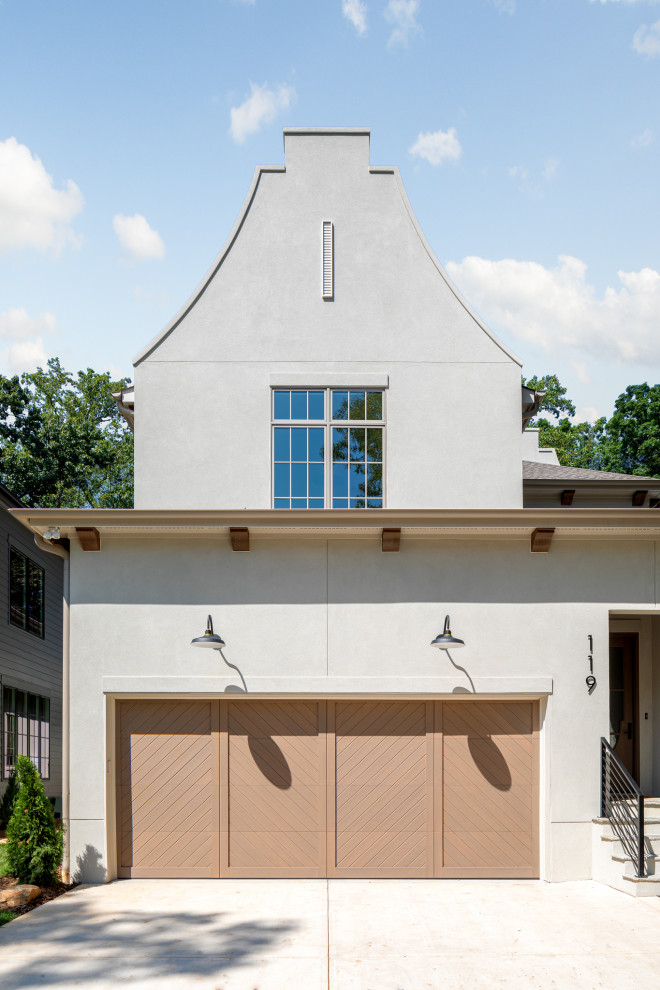 Свежая идея для дизайна: двухэтажный, бежевый частный загородный дом с облицовкой из цементной штукатурки, крышей из гибкой черепицы и коричневой крышей - отличное фото интерьера