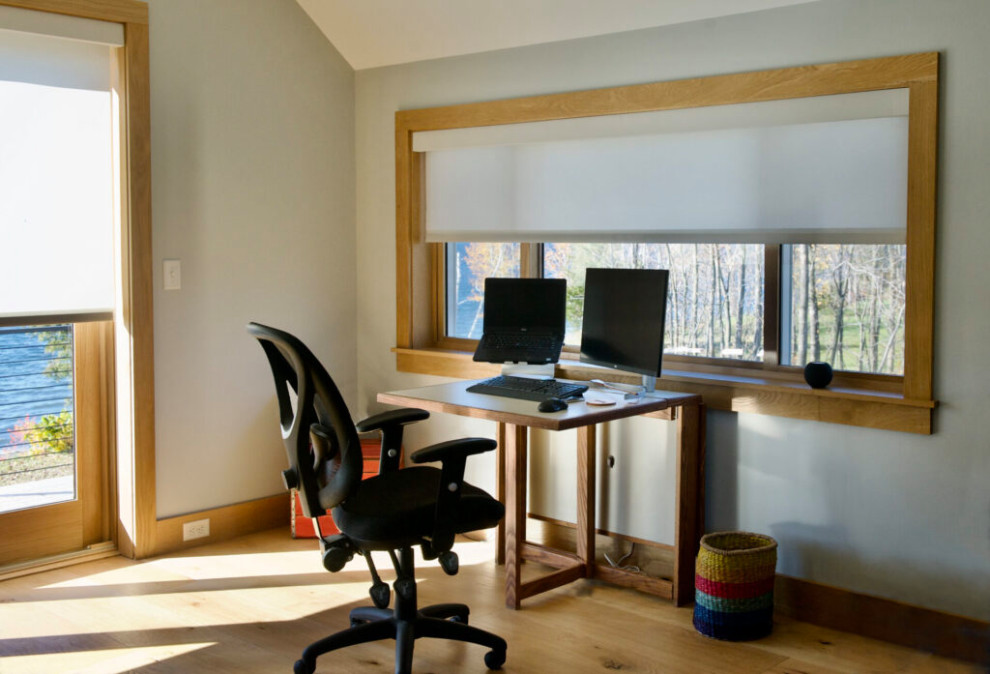 Идея дизайна: большой кабинет в современном стиле с серыми стенами, паркетным полом среднего тона, отдельно стоящим рабочим столом, бежевым полом и сводчатым потолком без камина
