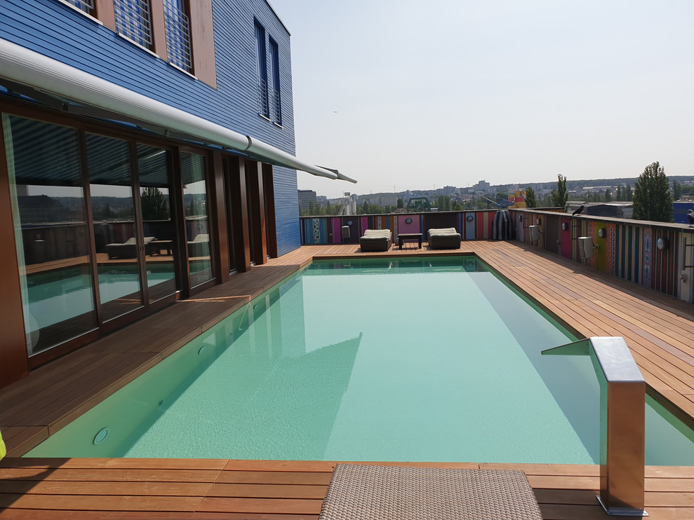 Großer Mediterraner Pool in rechteckiger Form mit Dielen in Frankfurt am Main