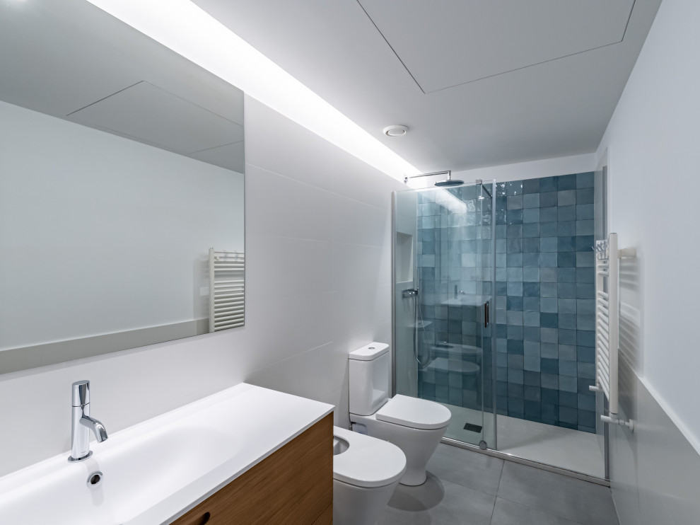 Foto de cuarto de baño contemporáneo con armarios tipo mueble y puertas de armario blancas