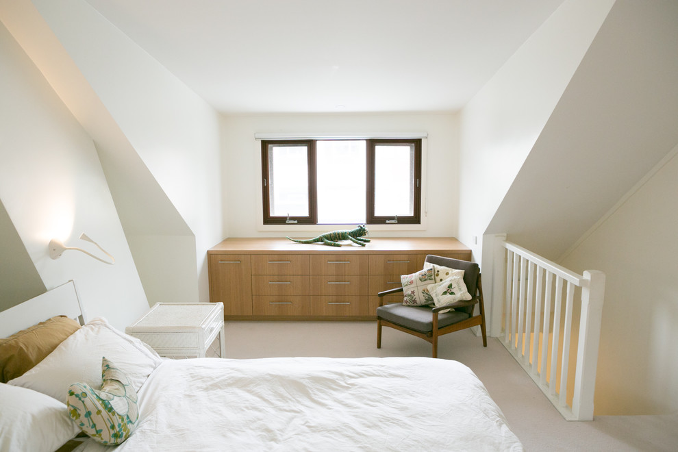 Design ideas for a midcentury bedroom in Sydney.