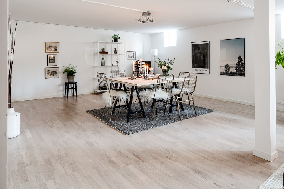 This is an example of a contemporary dining room in Gothenburg.