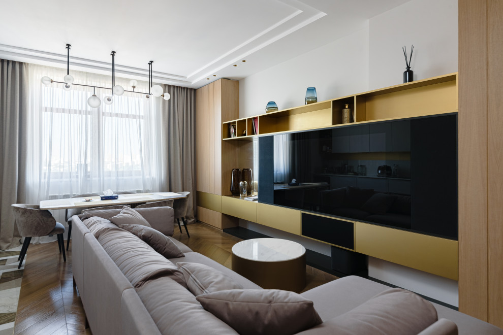 Mittelgroßes, Offenes Modernes Heimkino mit gelber Wandfarbe, braunem Holzboden und Multimediawand in Moskau