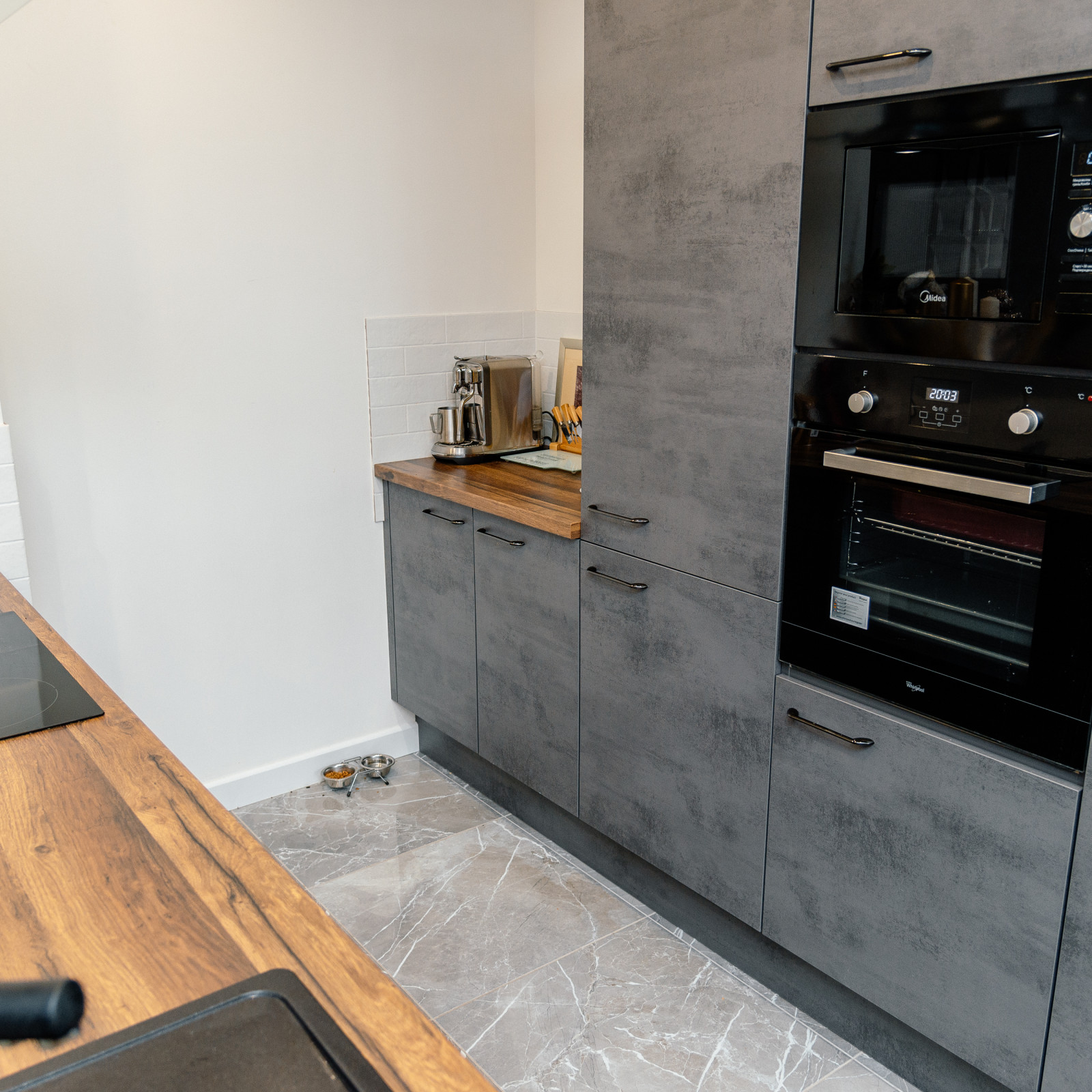 Кухня под бетон с оригинальной барной стойкой