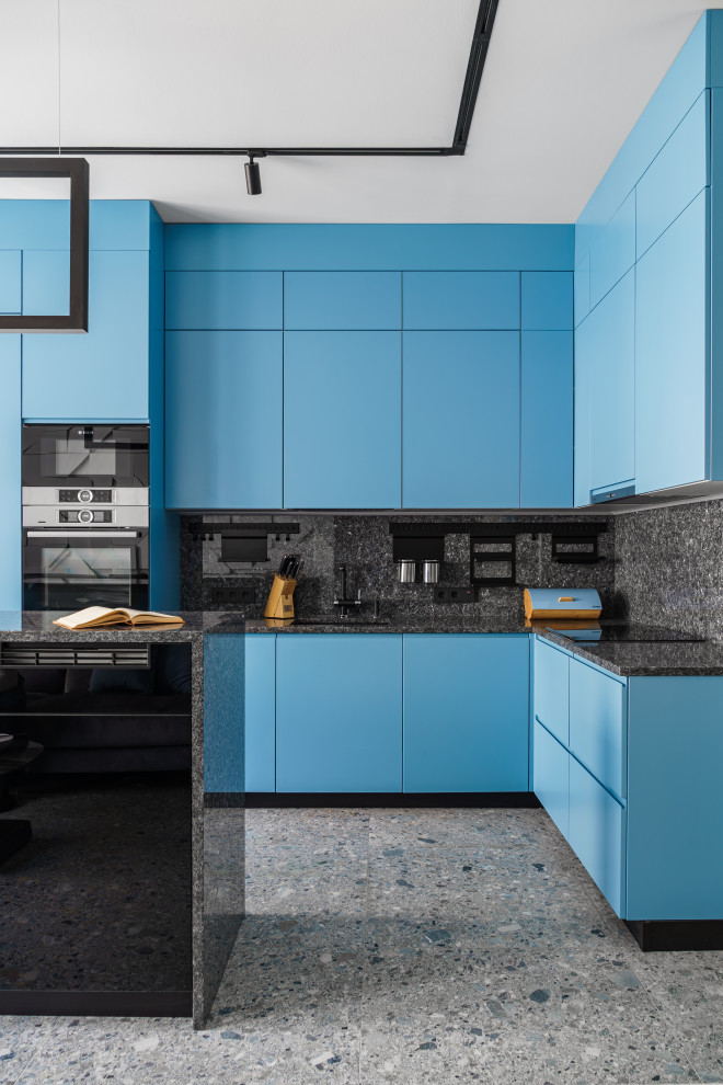 Свежая идея для дизайна: большая кухня в современном стиле с плоскими фасадами, синими фасадами, гранитной столешницей, фартуком из гранита, черной техникой, полом из керамогранита и островом - отличное фото интерьера