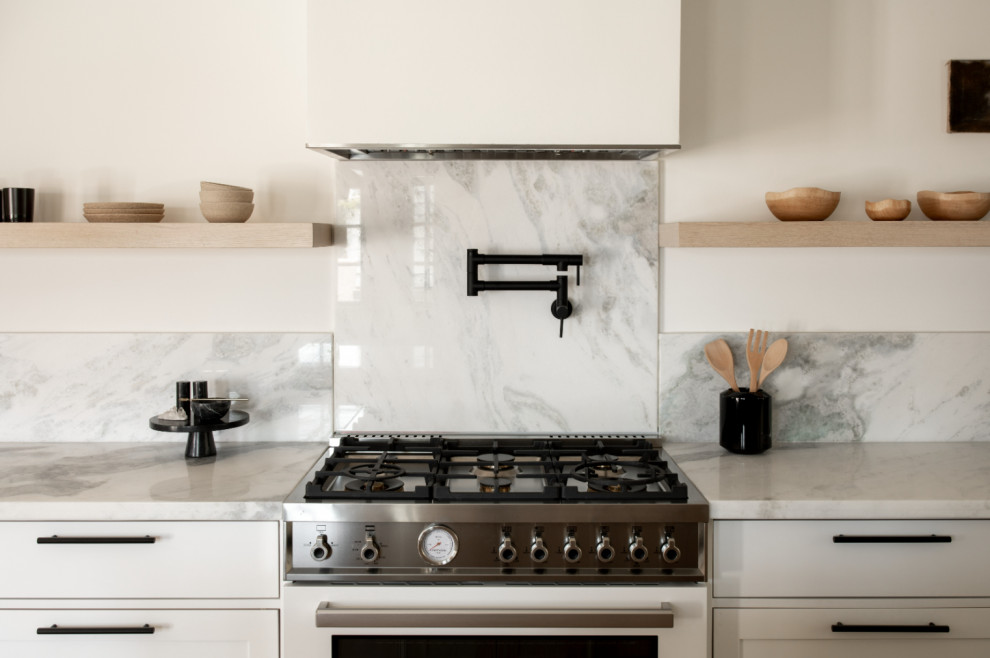 Minimalist eat-in kitchen photo with an island