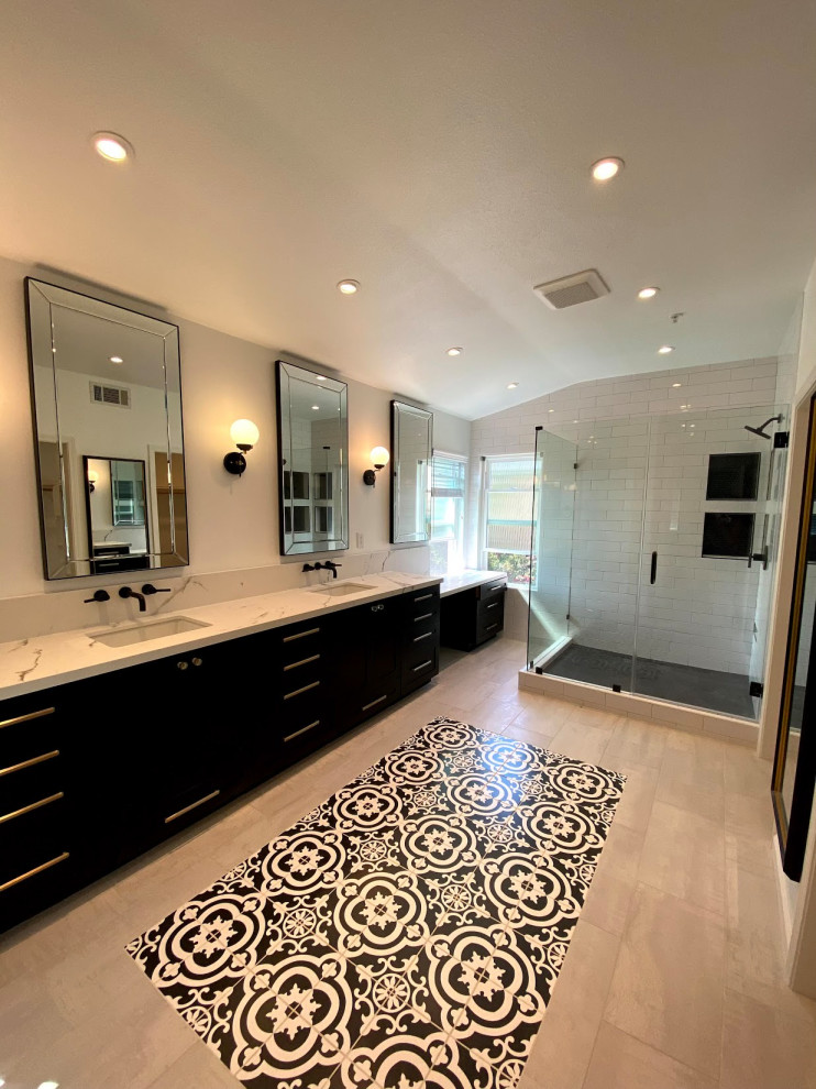 Idéer för ett stort modernt flerfärgad en-suite badrum, med släta luckor, svarta skåp, en hörndusch, vit kakel, vita väggar, klinkergolv i porslin, ett undermonterad handfat, granitbänkskiva och dusch med gångjärnsdörr