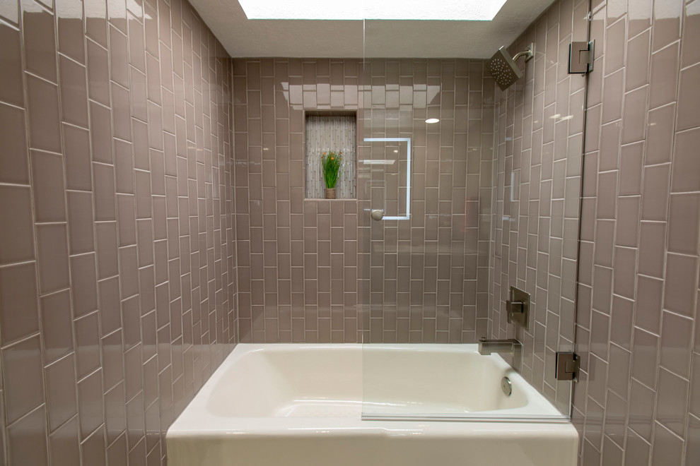Foto på ett mellanstort funkis beige badrum med dusch, med släta luckor, skåp i mörkt trä, ett platsbyggt badkar, en dusch/badkar-kombination, en toalettstol med hel cisternkåpa, rosa kakel, tunnelbanekakel, beige väggar, klinkergolv i porslin, ett undermonterad handfat, bänkskiva i kvartsit, beiget golv och dusch med gångjärnsdörr