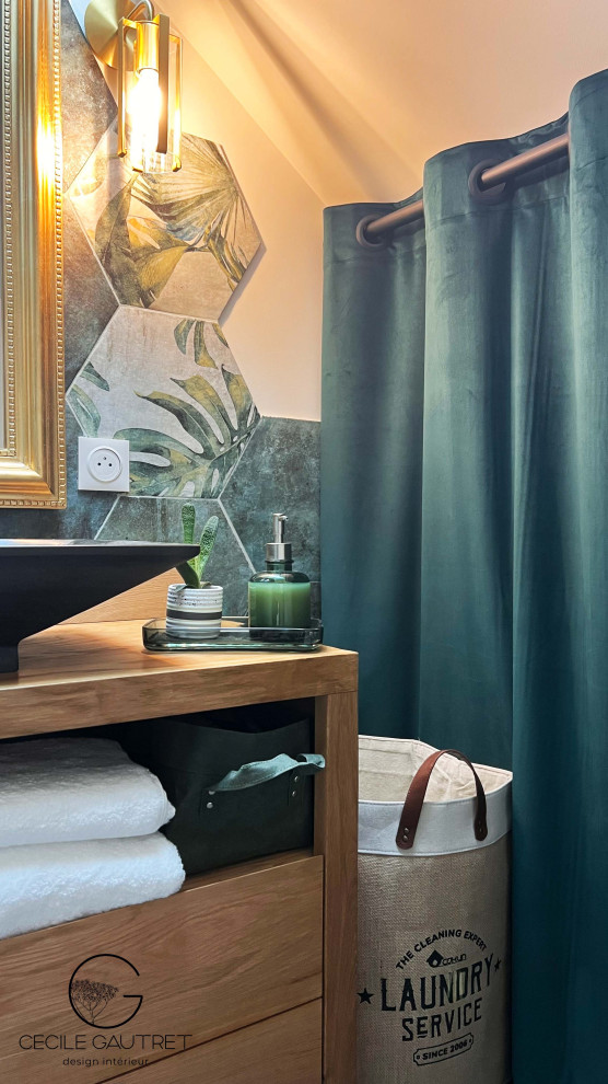 Immagine di una piccola stanza da bagno con doccia tropicale con doccia a filo pavimento, piastrelle verdi, piastrelle in ceramica, lavabo da incasso, top in legno, pavimento grigio, porta doccia scorrevole e un lavabo