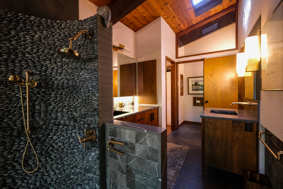 Стильный дизайн: ванная комната в стиле рустика с черной плиткой и столешницей из искусственного кварца - последний тренд