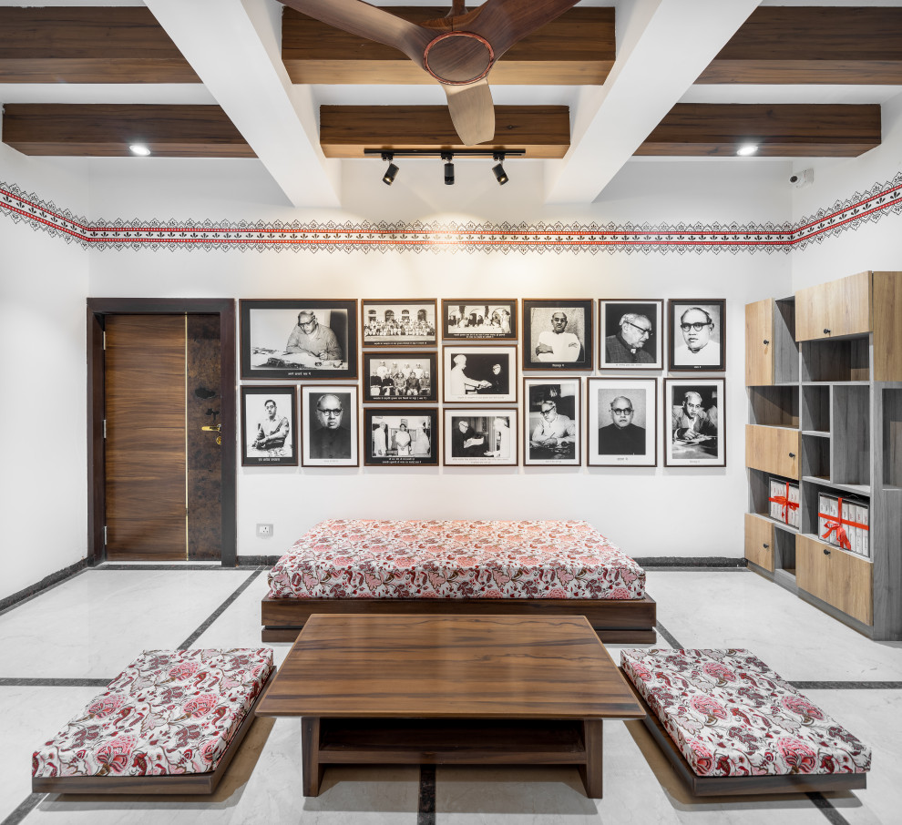 Asiatisches Wohnzimmer ohne Kamin mit weißer Wandfarbe, Marmorboden, Multimediawand, beigem Boden, freigelegten Dachbalken und Ziegelwänden in Sonstige