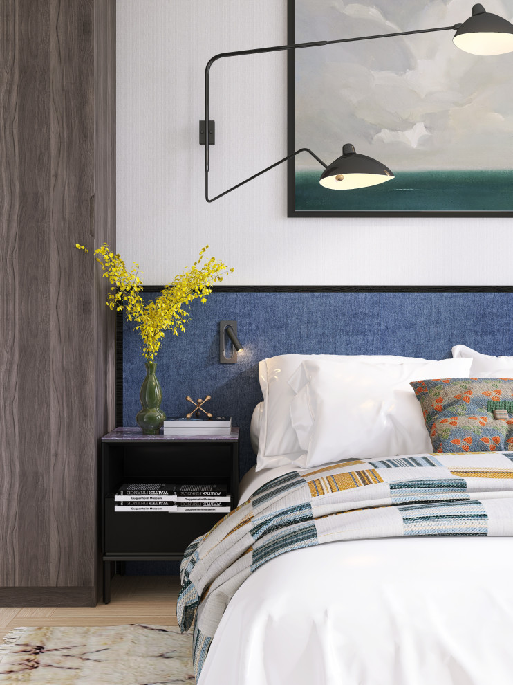 Inspiration för stora eklektiska sovrum, med blå väggar, ljust trägolv och beiget golv