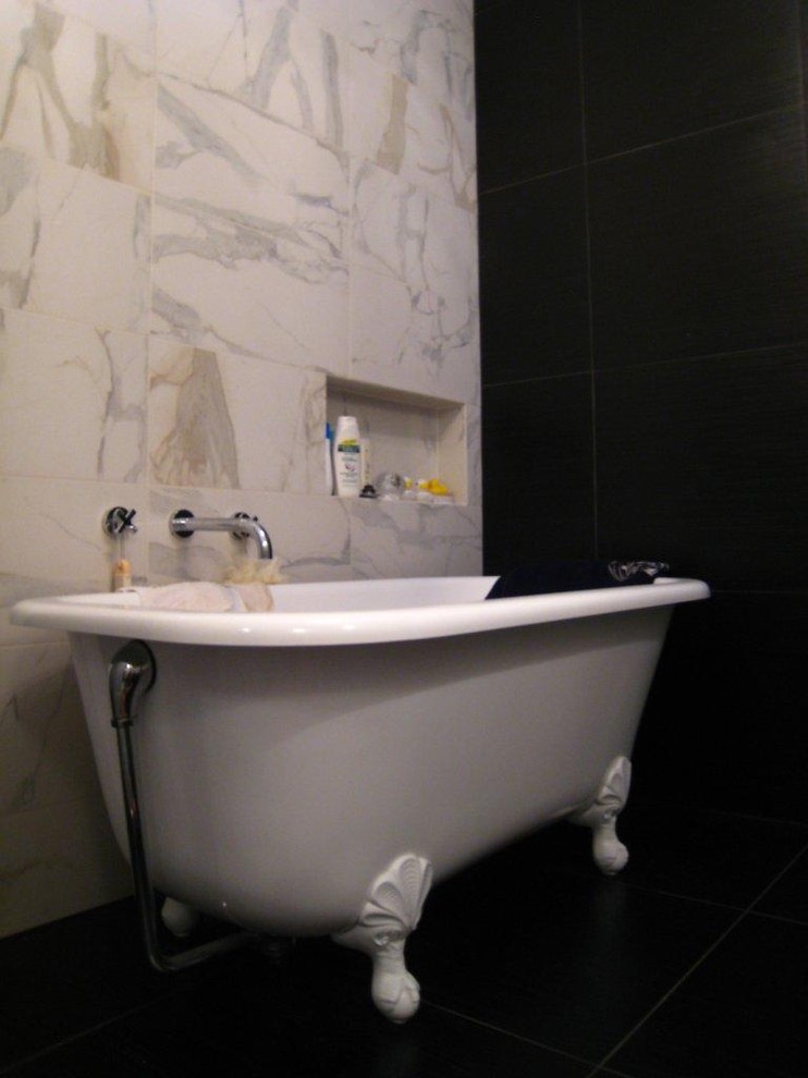 This is an example of a contemporary bathroom in Melbourne.
