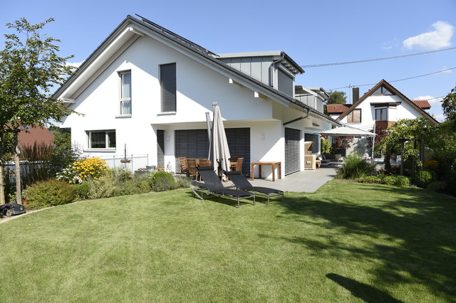 Moderner Garten mit Pool trendy-have