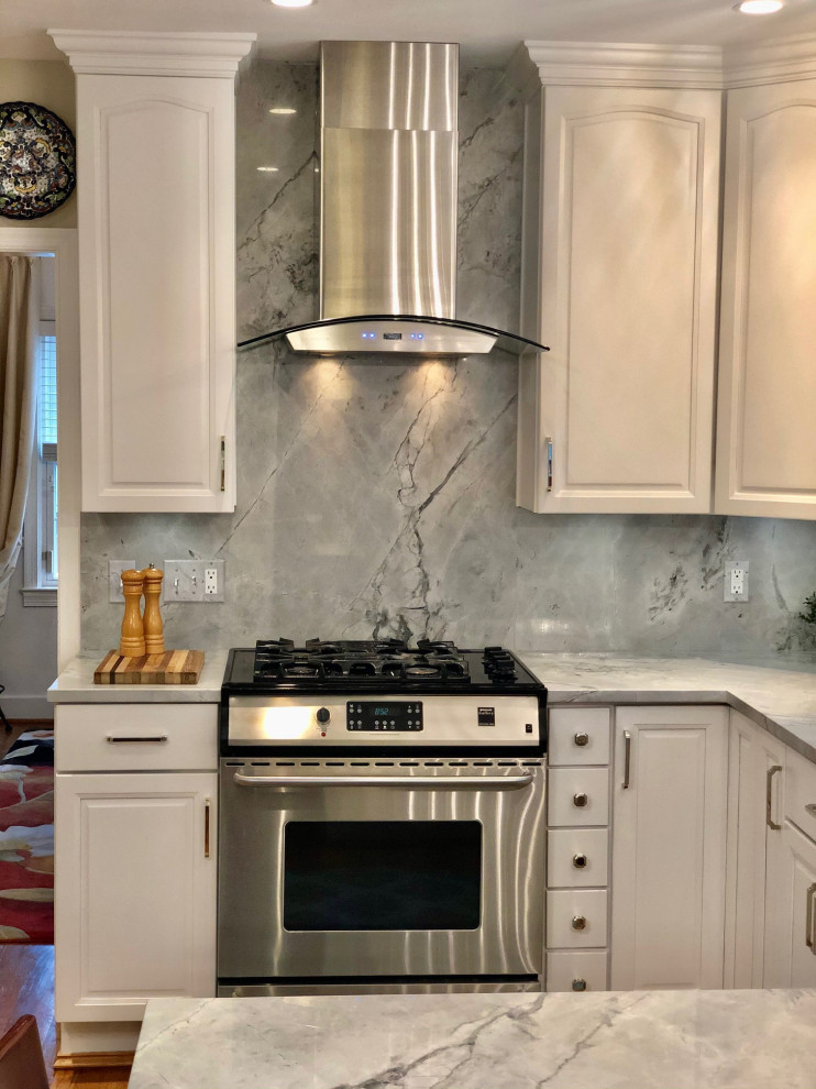 Inspiration for a mid-sized transitional u-shaped medium tone wood floor and brown floor eat-in kitchen remodel in DC Metro with an undermount sink, recessed-panel cabinets, white cabinets, quartzite countertops, white backsplash, quartz backsplash, stainless steel appliances, an island and white countertops