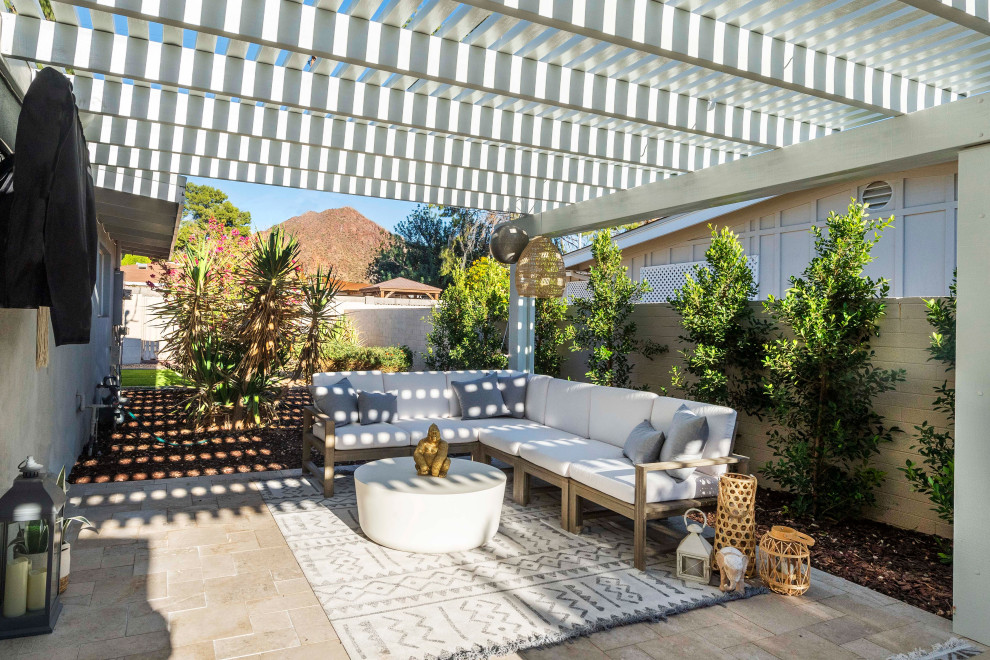 Diseño de jardín de estilo de casa de campo en patio lateral con privacidad, exposición parcial al sol, entablado y con metal