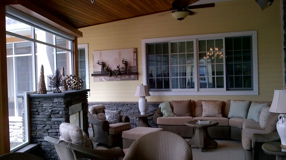 Example of a transitional home design design in Toronto