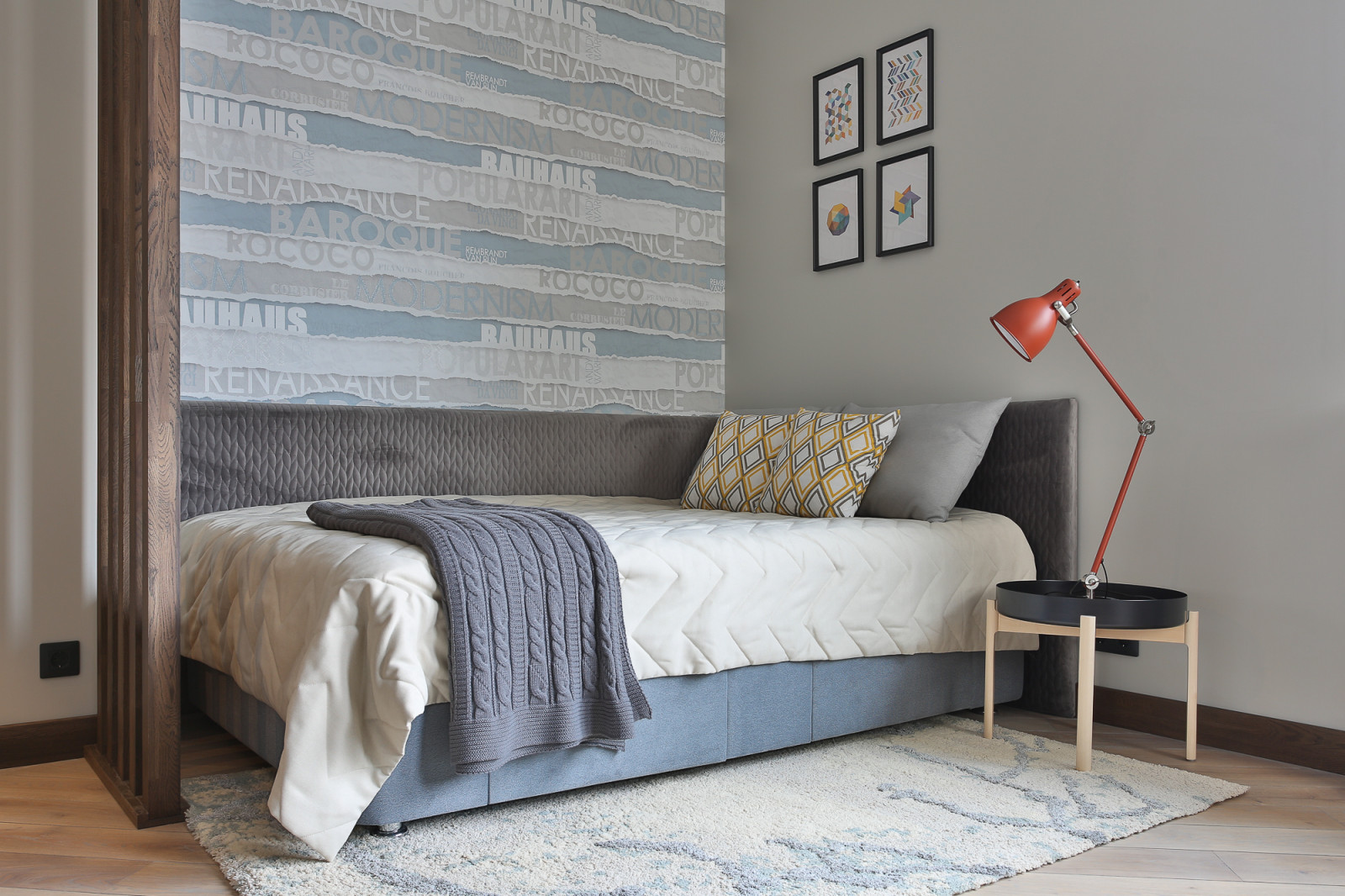 Спальня подростка: декоративный брус, дверь, плинтус, журнальный столик