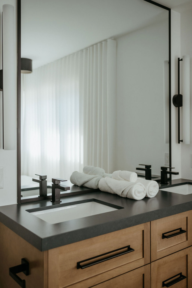 Bathroom - bathroom idea in Toronto