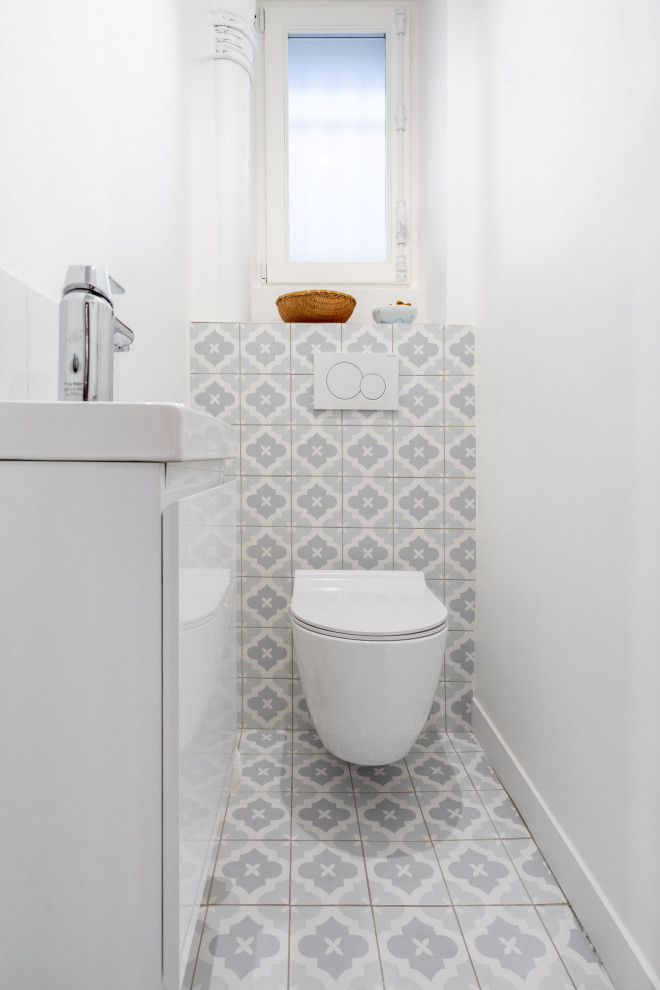На фото: маленький туалет в классическом стиле с инсталляцией, белыми стенами, полом из керамической плитки, подвесной раковиной и серым полом для на участке и в саду
