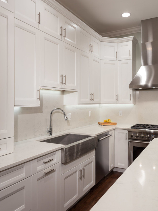 Example of a large transitional l-shaped dark wood floor eat-in kitchen design in Chicago with a farmhouse sink, shaker cabinets, white cabinets, marble countertops, white backsplash, subway tile backsplash, stainless steel appliances and an island