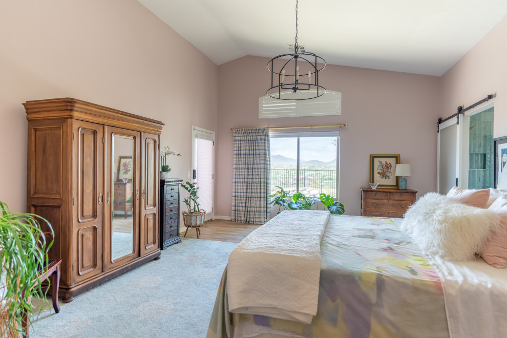 Ispirazione per una camera matrimoniale classica con pareti rosa, pavimento con piastrelle in ceramica e pavimento marrone