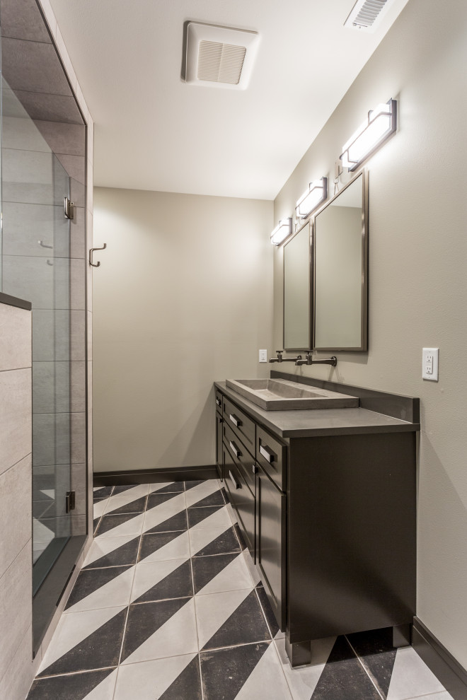 Exemple d'une salle de bain tendance avec un placard en trompe-l'oeil et meuble-lavabo encastré.
