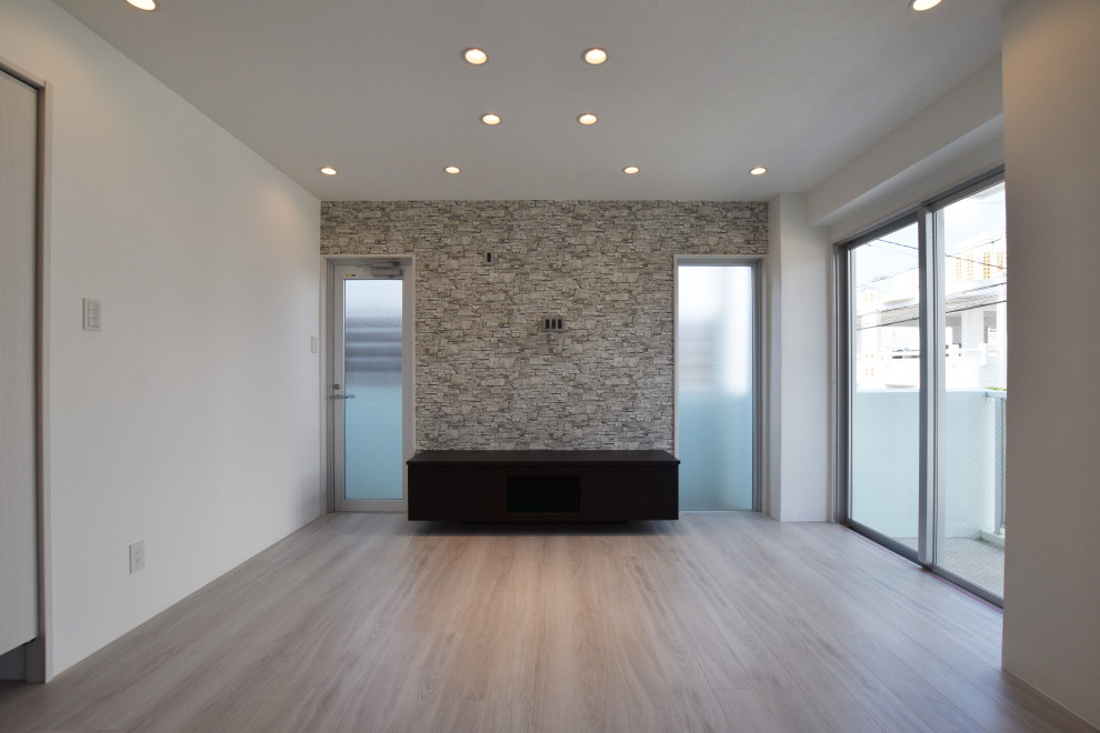 Inspiration för minimalistiska allrum med öppen planlösning, med grå väggar, plywoodgolv, en väggmonterad TV och vitt golv