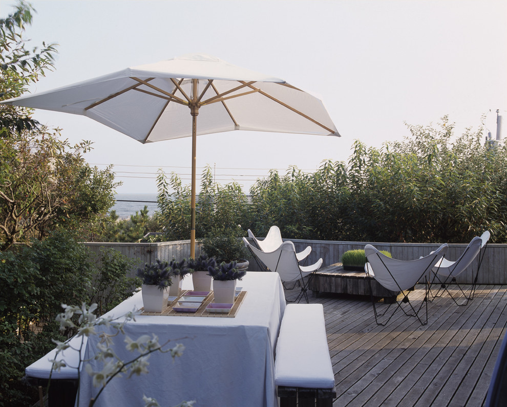 Design ideas for a contemporary deck in New York.