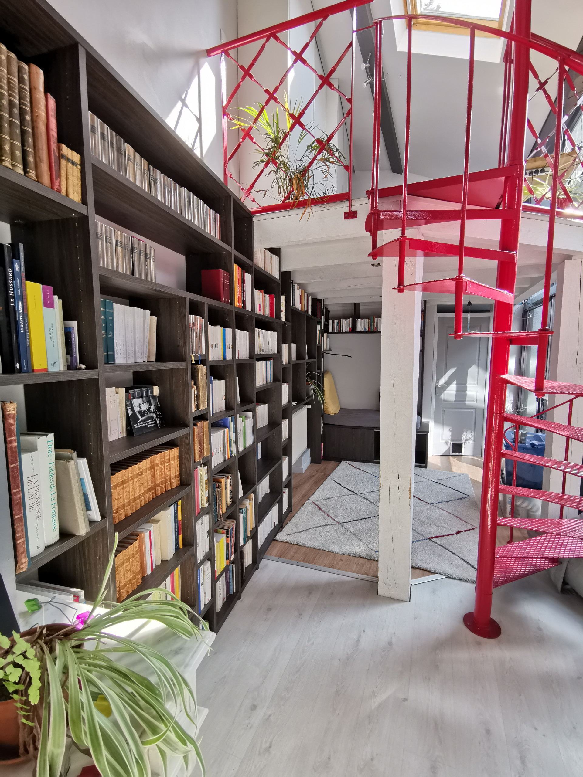 Bibliothèque avec coin lecture