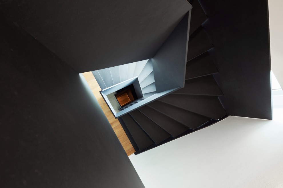 Черная лестница в проеме с окном