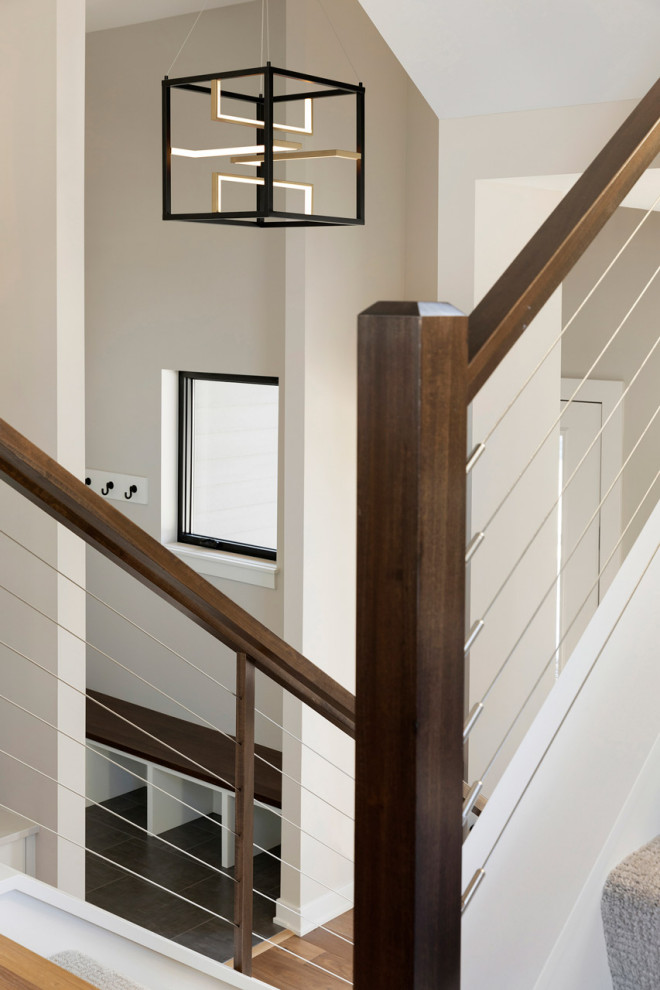 Пример оригинального дизайна: п-образная лестница среднего размера в современном стиле с ступенями с ковровым покрытием, ковровыми подступенками и перилами из тросов