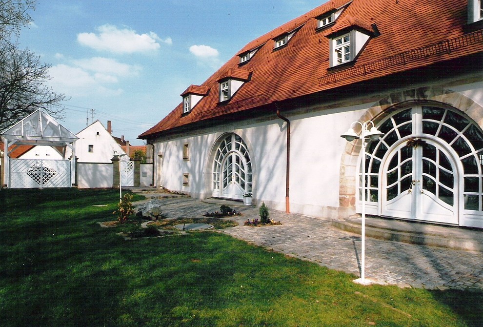 Alte Scheune Rundbogentür Landhausstil Nürnberg von Schreinerei