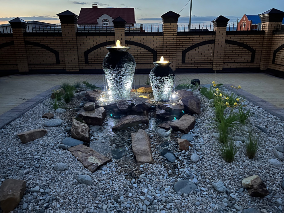 Фонтан с ручьем