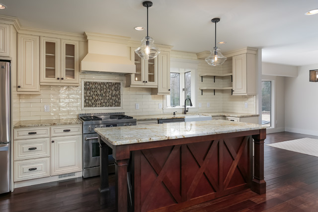 transitional Tudor kitchen klassisk-koekken