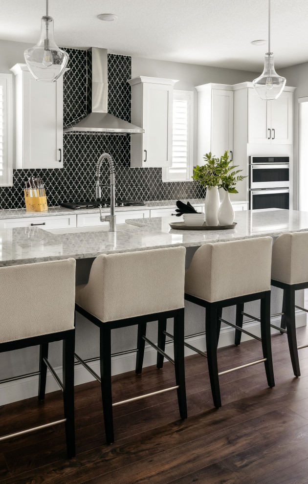 Kitchen - transitional kitchen idea in Jacksonville