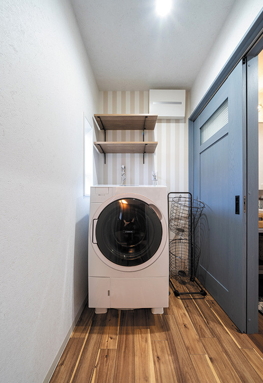 Inredning av en skandinavisk tvättstuga enbart för tvätt, med öppna hyllor, flerfärgade väggar, vinylgolv och brunt golv