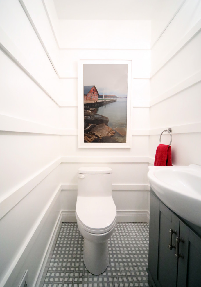 Réalisation d'un petit WC et toilettes design en bois avec un placard à porte shaker, des portes de placard grises, un mur blanc, un sol en marbre, un sol gris, meuble-lavabo sur pied, WC à poser et un plan vasque.