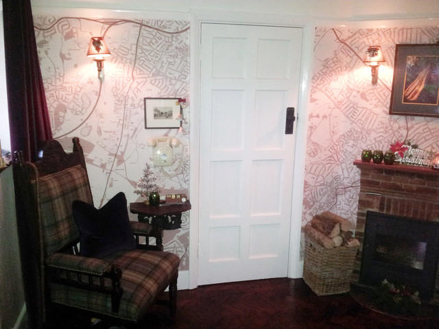 Map wallpaper traditional-living-room