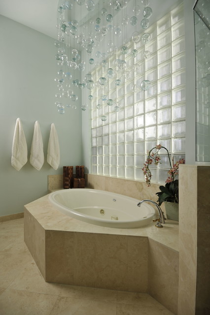 Asian Influence modern-badezimmer