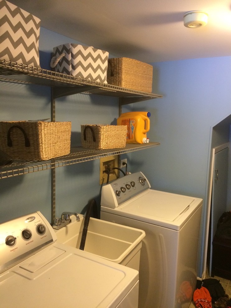 Design ideas for a traditional laundry room in Chicago.