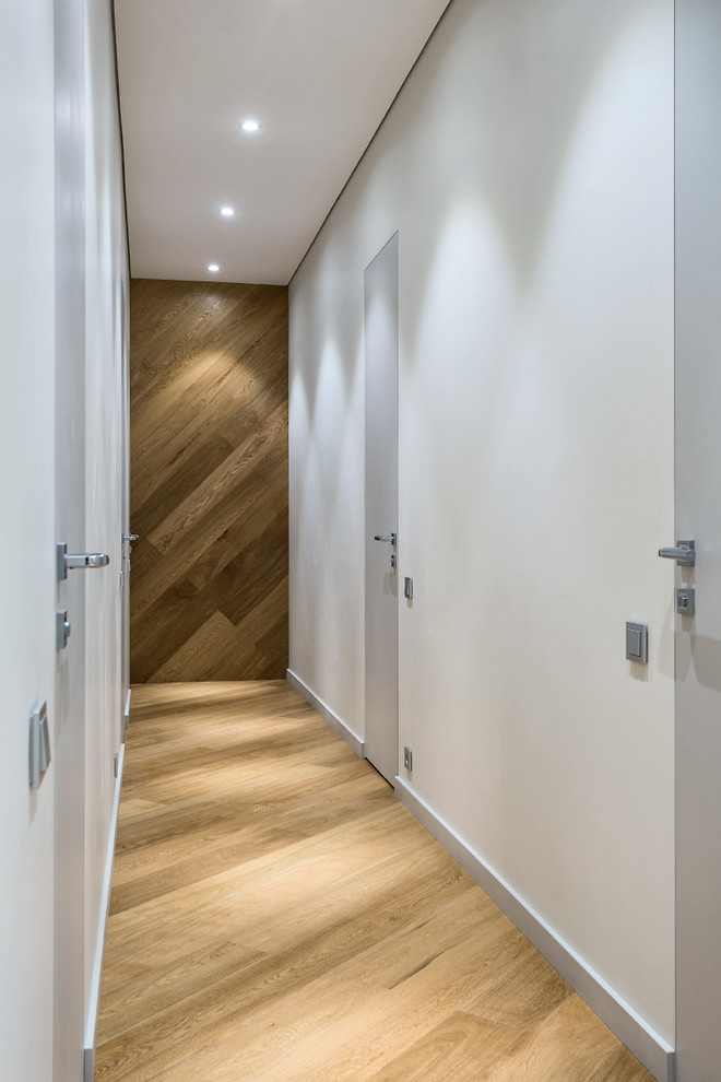 Просторная квартира с 2 спальнями в серых тонах.